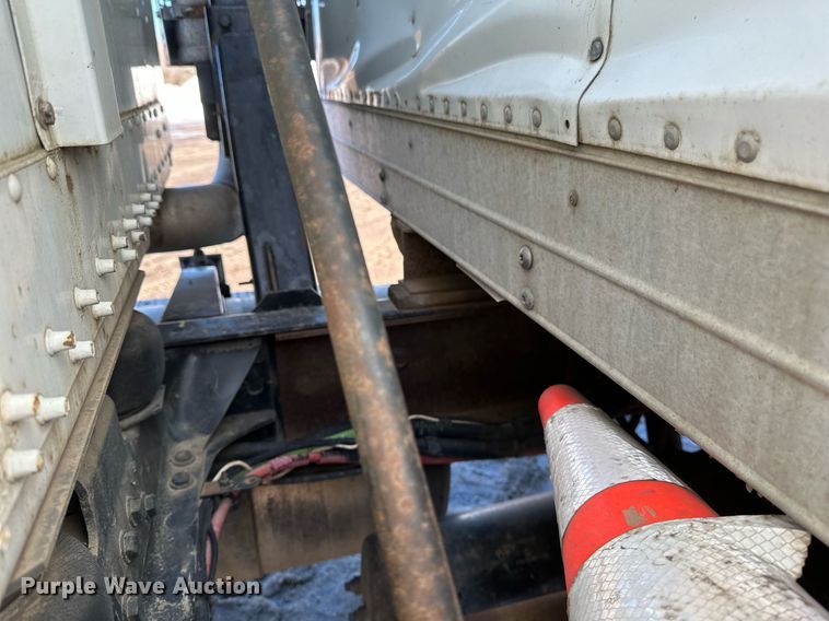 image for item DV0614 2000 Freightliner  FLD120 box truck