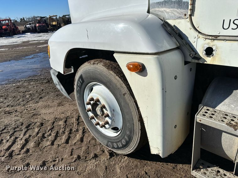 image for item DV0614 2000 Freightliner  FLD120 box truck