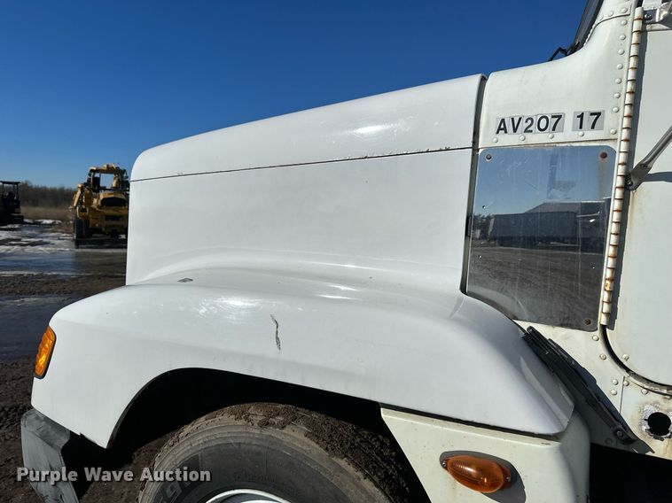 image for item DV0614 2000 Freightliner  FLD120 box truck