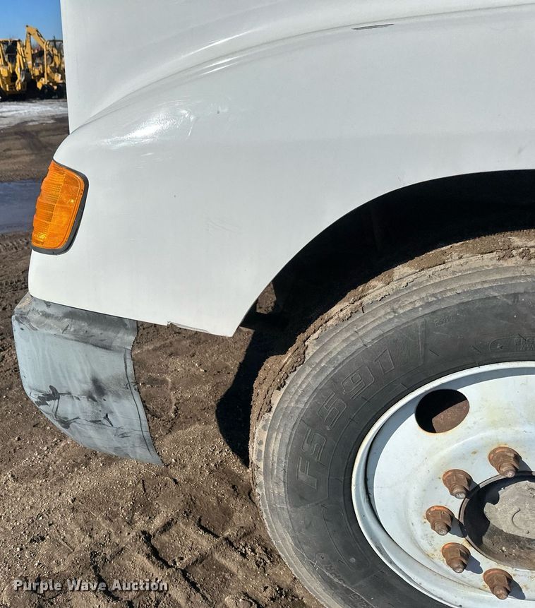 image for item DV0614 2000 Freightliner  FLD120 box truck