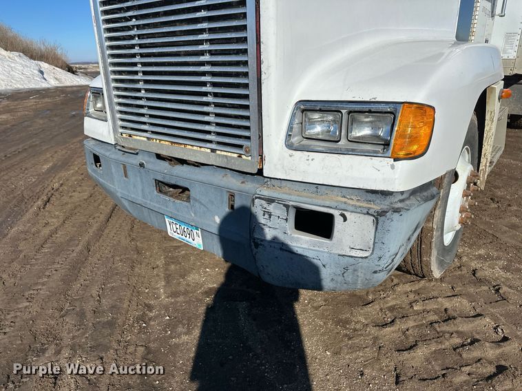 image for item DV0614 2000 Freightliner  FLD120 box truck