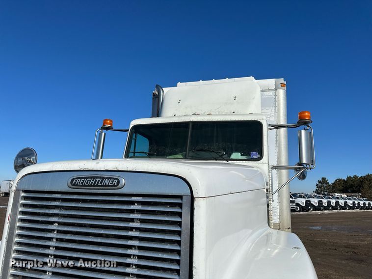 image for item DV0614 2000 Freightliner  FLD120 box truck