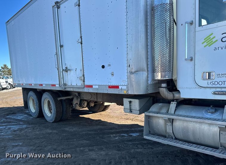 image for item DV0614 2000 Freightliner  FLD120 box truck