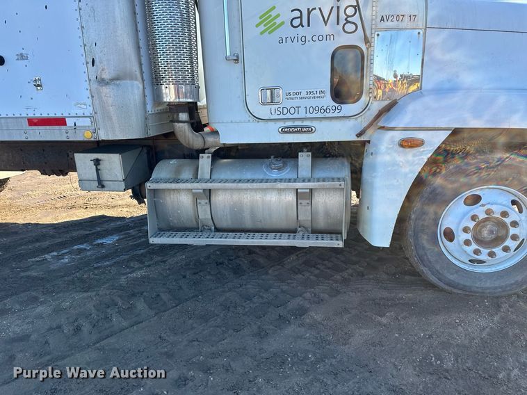 image for item DV0614 2000 Freightliner  FLD120 box truck