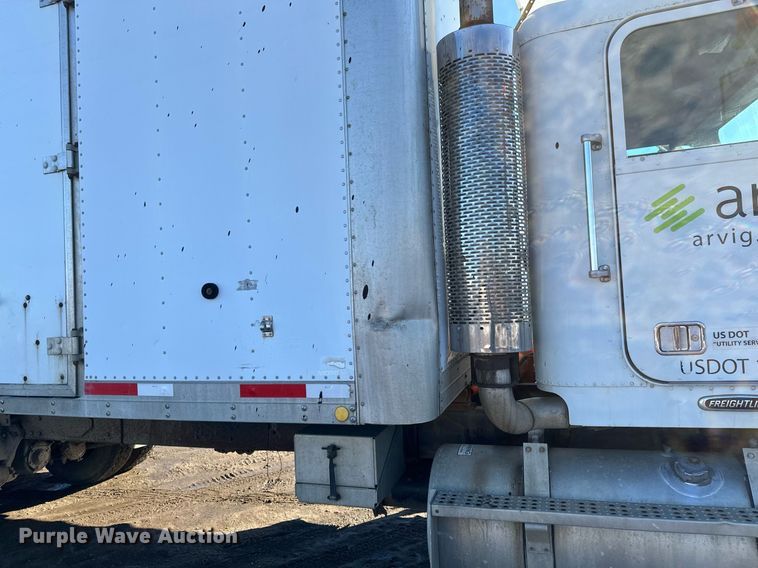 image for item DV0614 2000 Freightliner  FLD120 box truck