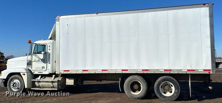 image for item DV0614 2000 Freightliner  FLD120 box truck