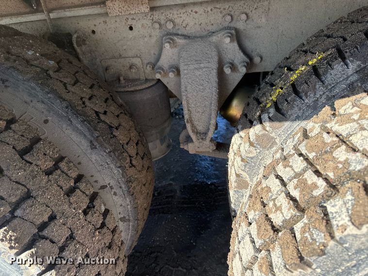 image for item DV0614 2000 Freightliner  FLD120 box truck