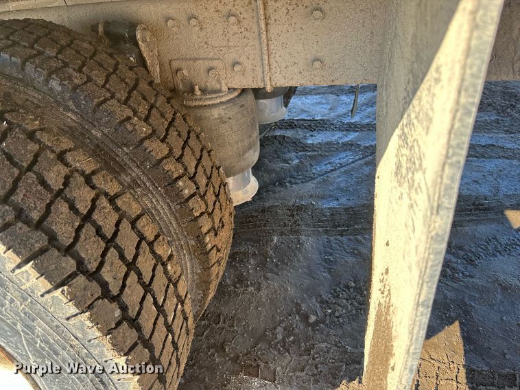 image for item DV0614 2000 Freightliner  FLD120 box truck