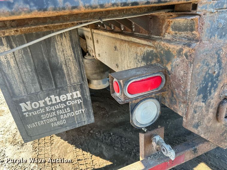 image for item DV0614 2000 Freightliner  FLD120 box truck