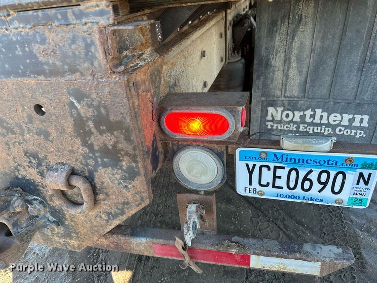 image for item DV0614 2000 Freightliner  FLD120 box truck