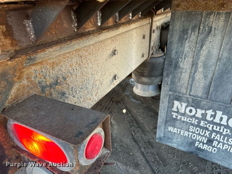 image for item DV0614 2000 Freightliner  FLD120 box truck