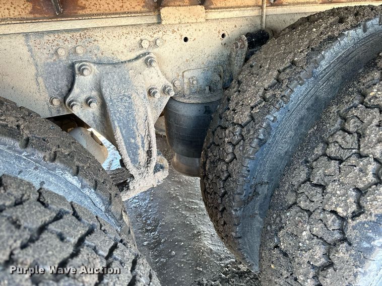 image for item DV0614 2000 Freightliner  FLD120 box truck