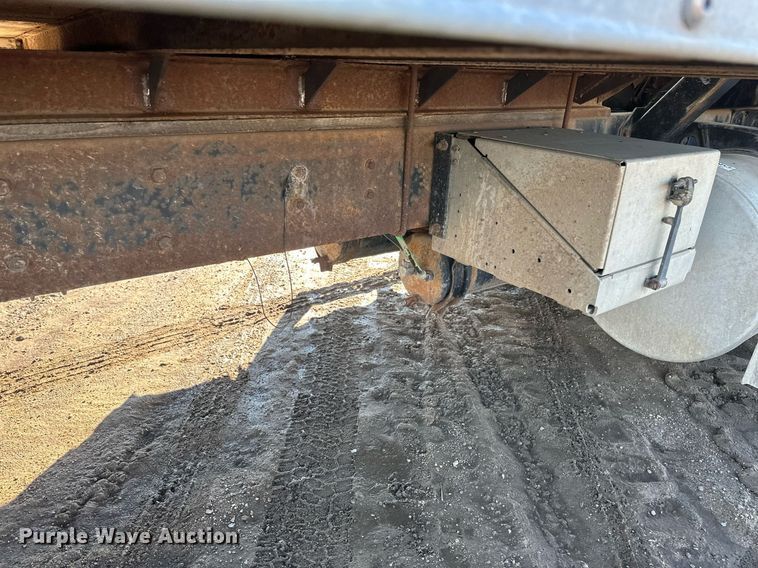 image for item DV0614 2000 Freightliner  FLD120 box truck