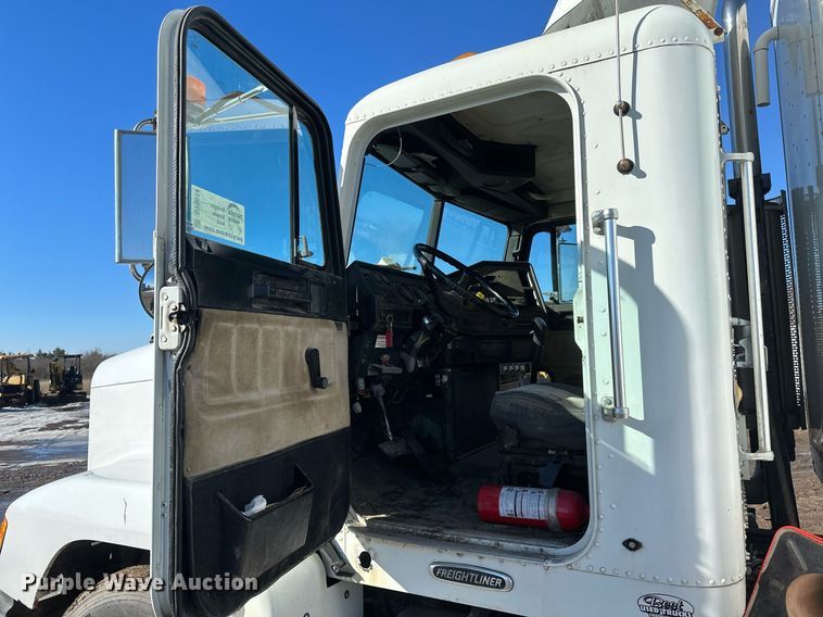 image for item DV0614 2000 Freightliner  FLD120 box truck