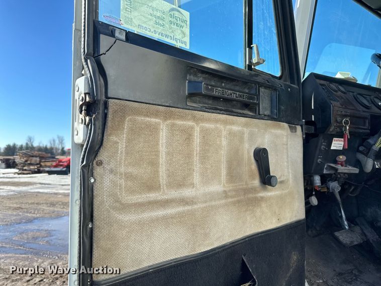 image for item DV0614 2000 Freightliner  FLD120 box truck