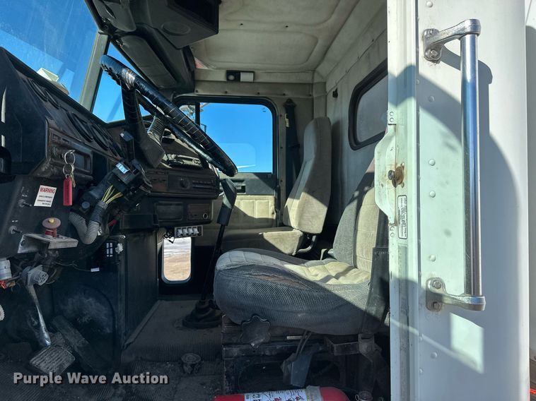 image for item DV0614 2000 Freightliner  FLD120 box truck