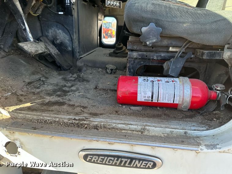 image for item DV0614 2000 Freightliner  FLD120 box truck