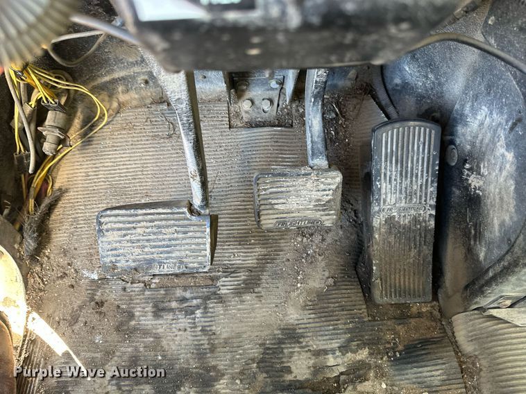 image for item DV0614 2000 Freightliner  FLD120 box truck