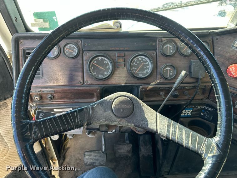 image for item DV0614 2000 Freightliner  FLD120 box truck