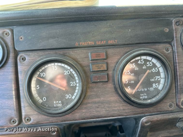 image for item DV0614 2000 Freightliner  FLD120 box truck