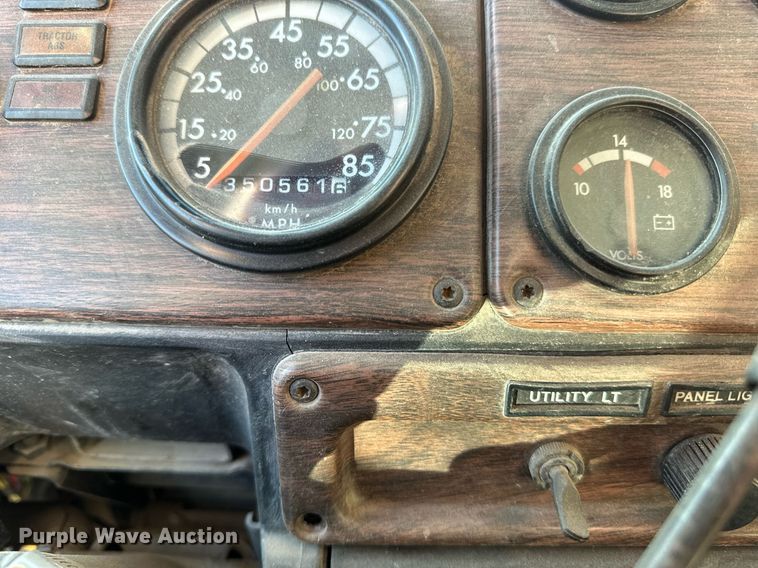 image for item DV0614 2000 Freightliner  FLD120 box truck