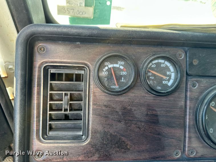 image for item DV0614 2000 Freightliner  FLD120 box truck