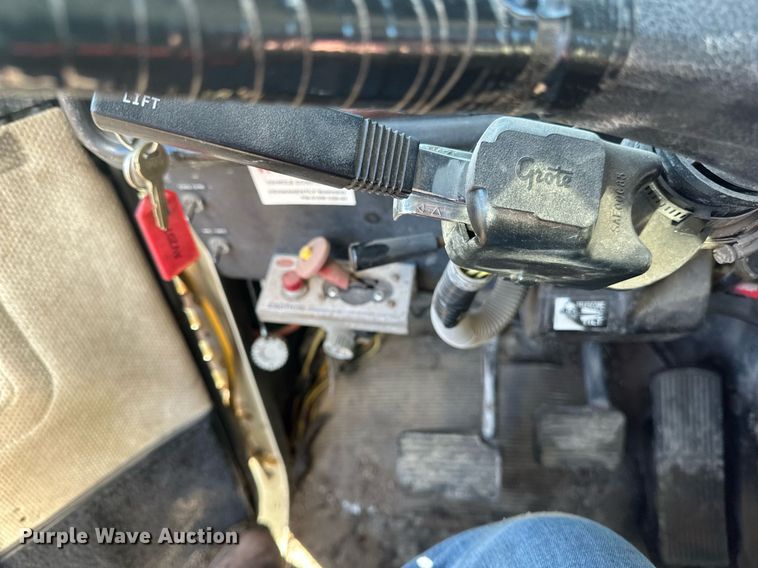 image for item DV0614 2000 Freightliner  FLD120 box truck