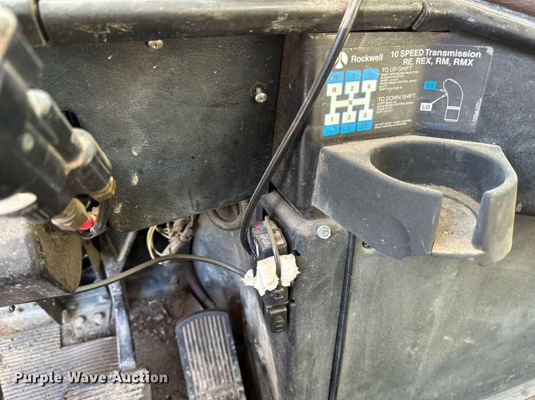 image for item DV0614 2000 Freightliner  FLD120 box truck