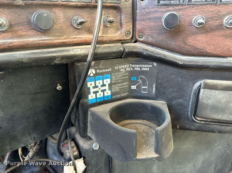 image for item DV0614 2000 Freightliner  FLD120 box truck