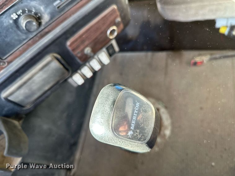 image for item DV0614 2000 Freightliner  FLD120 box truck