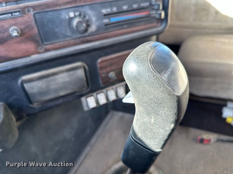 image for item DV0614 2000 Freightliner  FLD120 box truck