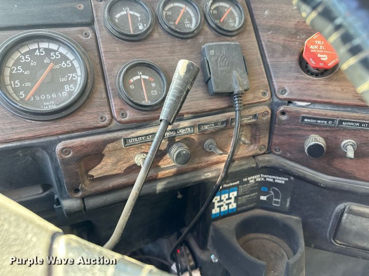 image for item DV0614 2000 Freightliner  FLD120 box truck