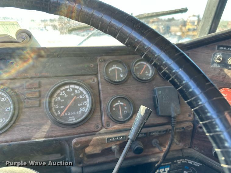 image for item DV0614 2000 Freightliner  FLD120 box truck