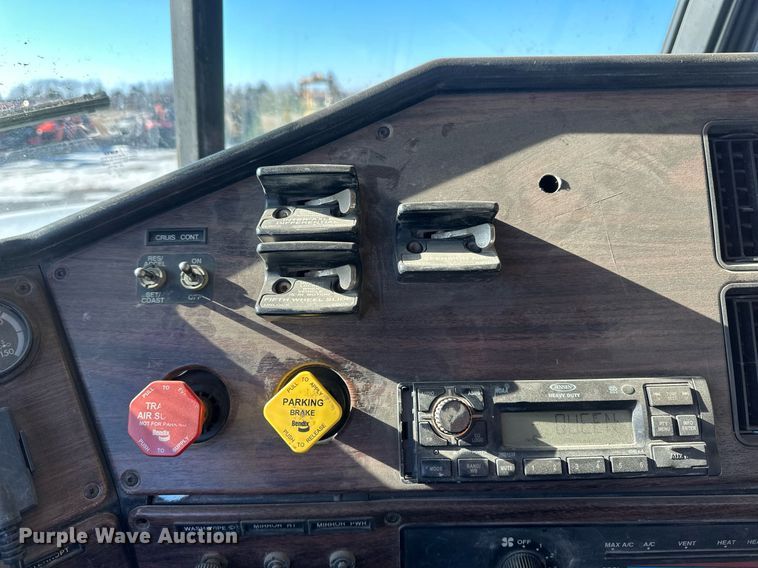 image for item DV0614 2000 Freightliner  FLD120 box truck