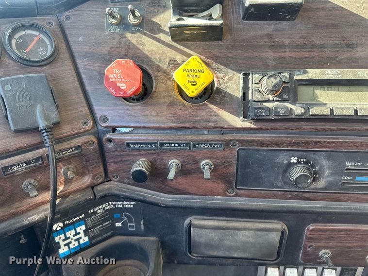 image for item DV0614 2000 Freightliner  FLD120 box truck