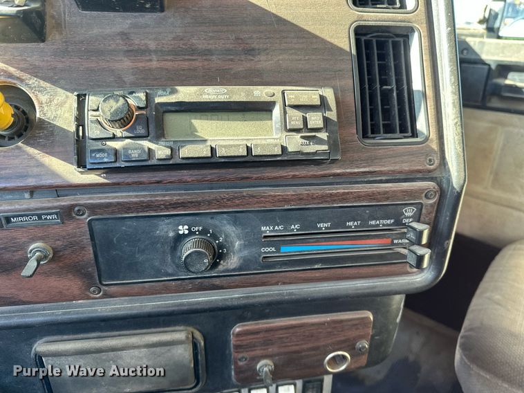 image for item DV0614 2000 Freightliner  FLD120 box truck