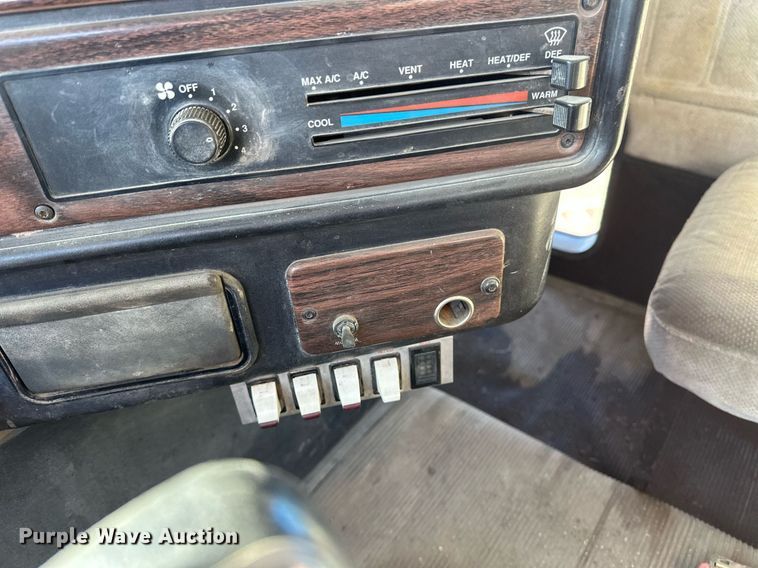 image for item DV0614 2000 Freightliner  FLD120 box truck