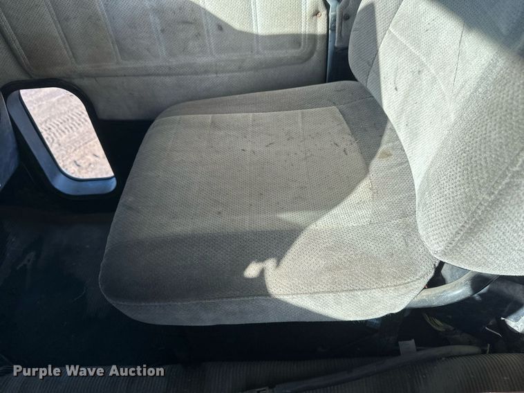 image for item DV0614 2000 Freightliner  FLD120 box truck