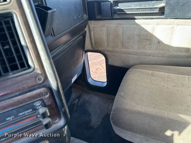 image for item DV0614 2000 Freightliner  FLD120 box truck