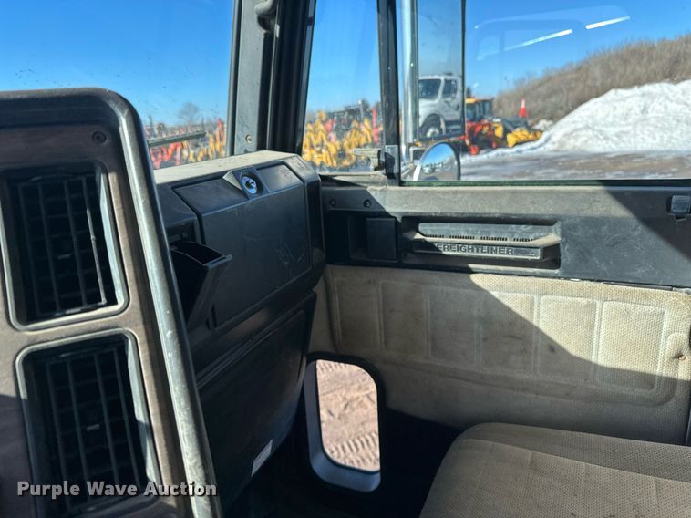 image for item DV0614 2000 Freightliner  FLD120 box truck