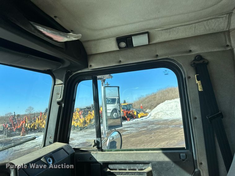 image for item DV0614 2000 Freightliner  FLD120 box truck