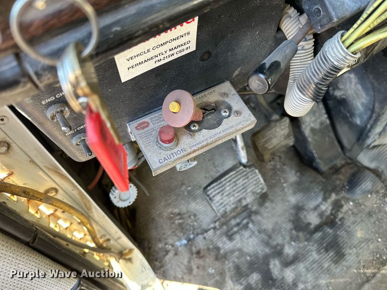 image for item DV0614 2000 Freightliner  FLD120 box truck