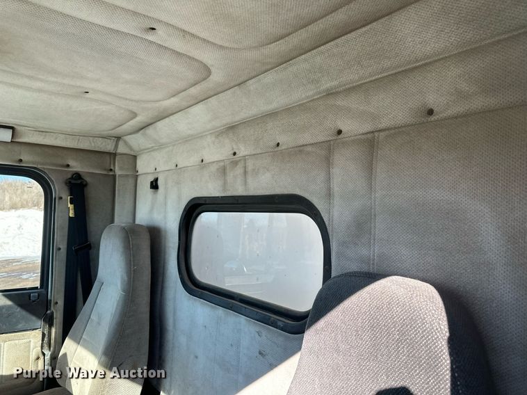 image for item DV0614 2000 Freightliner  FLD120 box truck