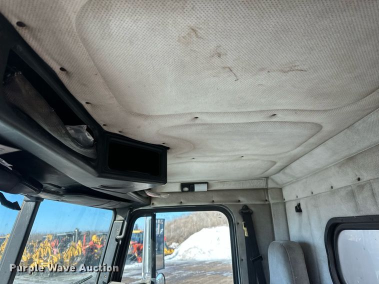 image for item DV0614 2000 Freightliner  FLD120 box truck