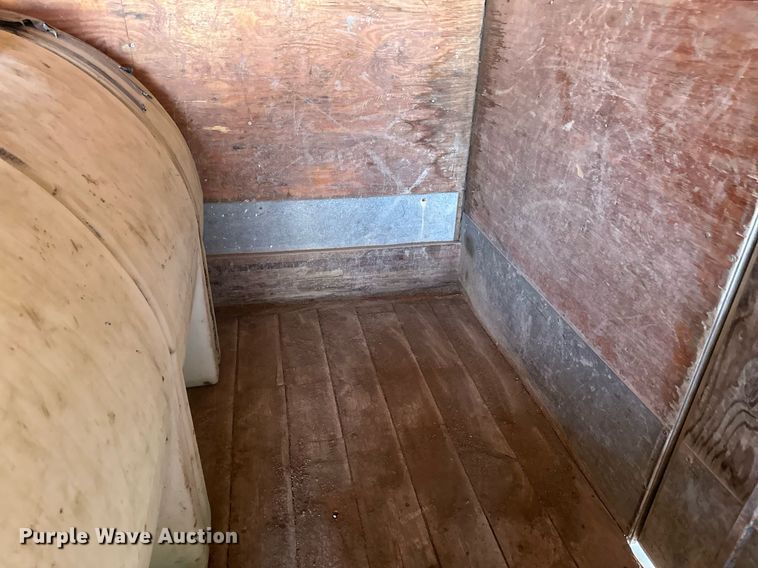 image for item DV0614 2000 Freightliner  FLD120 box truck