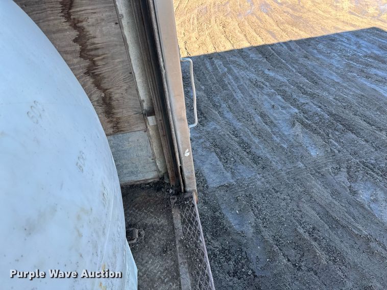 image for item DV0614 2000 Freightliner  FLD120 box truck