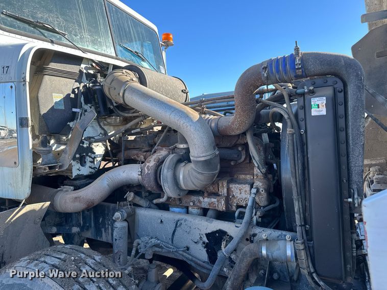 image for item DV0614 2000 Freightliner  FLD120 box truck