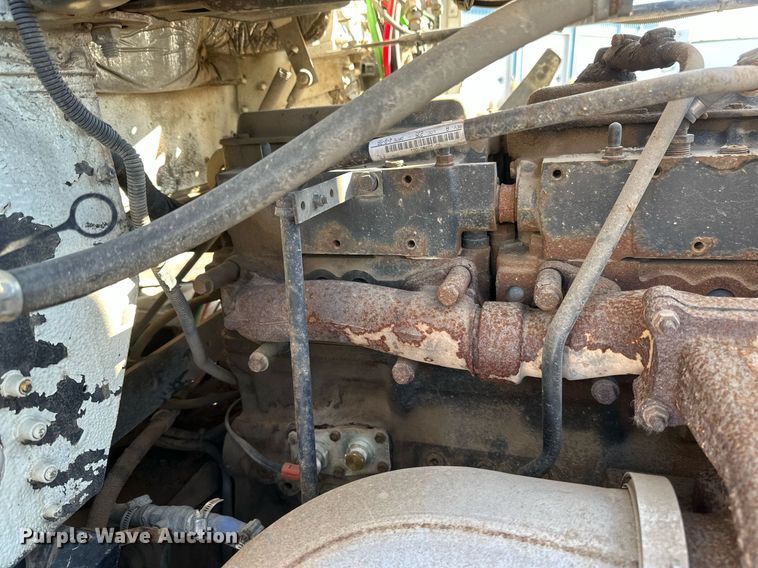 image for item DV0614 2000 Freightliner  FLD120 box truck