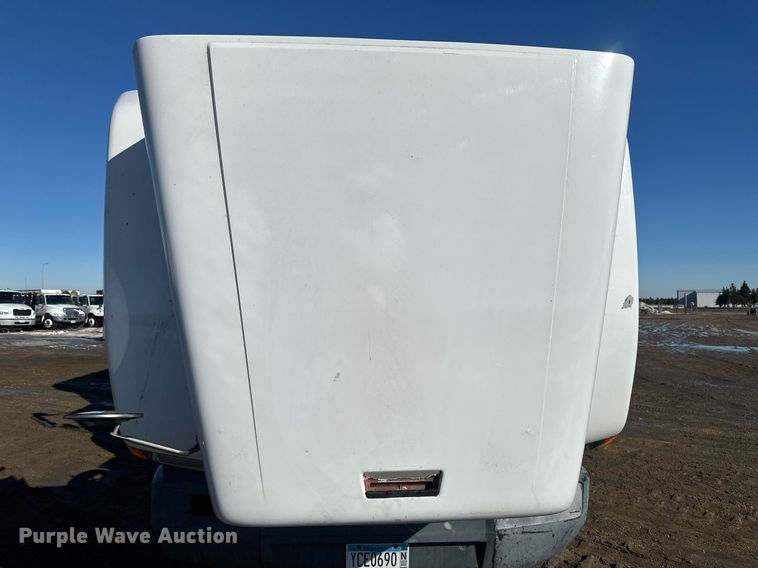 image for item DV0614 2000 Freightliner  FLD120 box truck