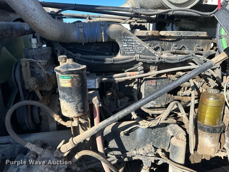 image for item DV0614 2000 Freightliner  FLD120 box truck